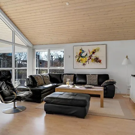 Stunning In V With Kitchen *