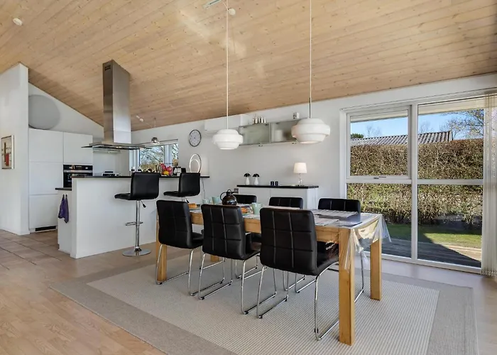 Stunning In V With Kitchen Nyaraló *